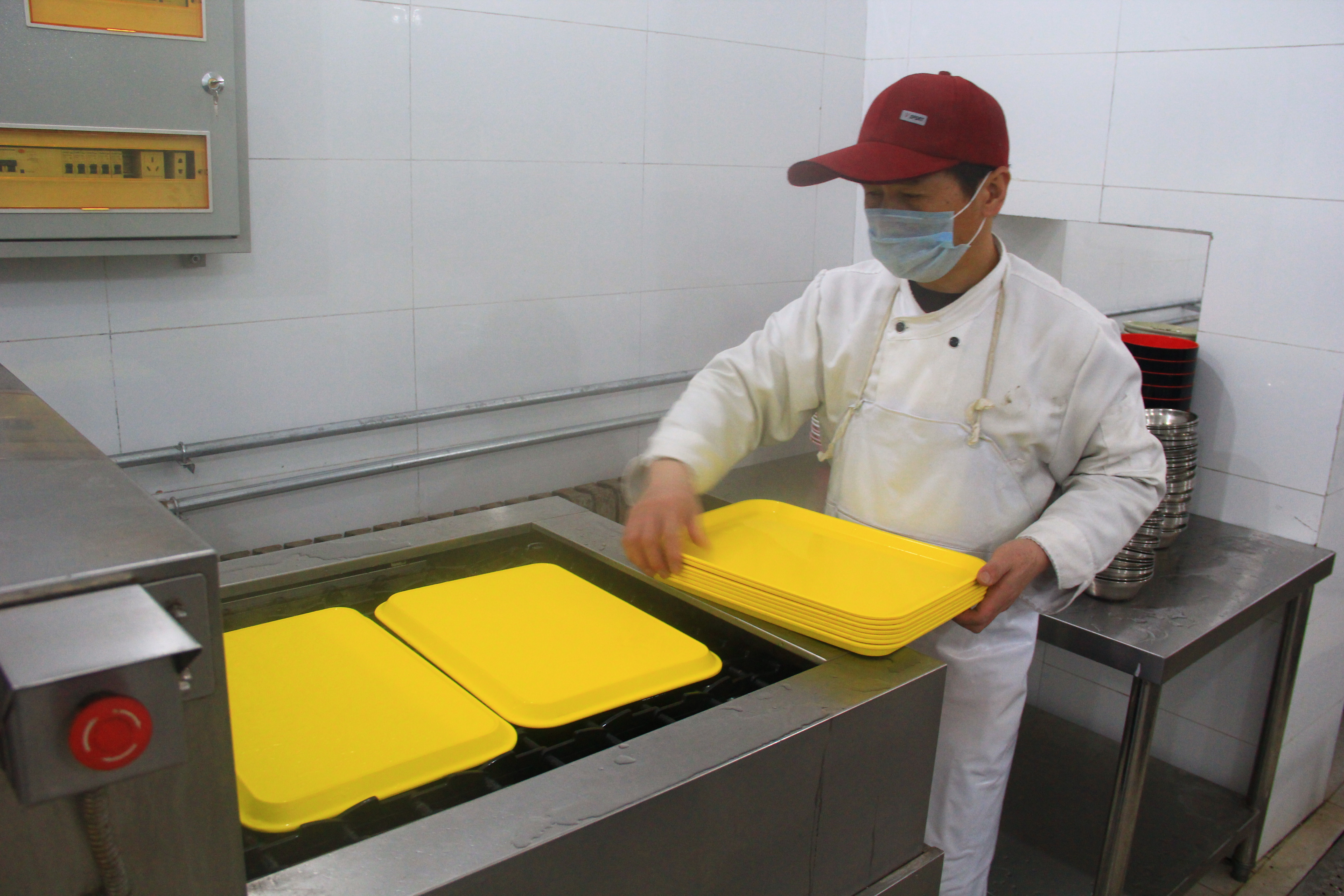 饮食服务中心高度重视餐具洗消工作